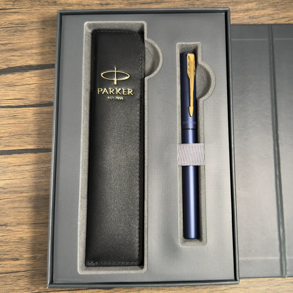 (可加購刻字服務)【PARKER 派克】威雅XL海軍藍鋼筆 真皮筆套禮盒 2175510PG✿50B005